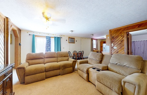 Greenville Apartment | Getaway apartment home with full kitchen, washer/dryer, streaming services. & TV