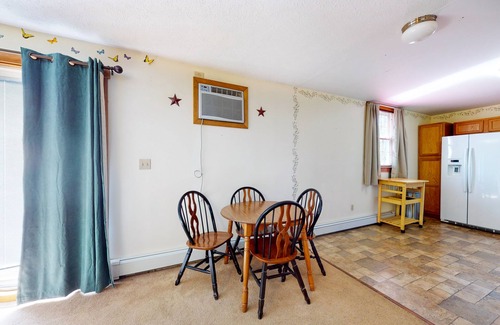 Greenville Apartment | Getaway apartment home with full kitchen, washer/dryer, streaming services. & TV