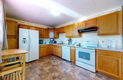 Greenville Apartment | Getaway apartment home with full kitchen, washer/dryer, streaming services. & TV