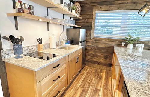 Cedar Bluff Apartment | Getaway at "The Den" - Pool, Hot tub, fire pit, & lake access!