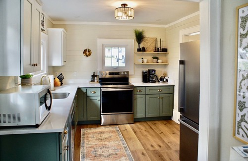 Dayton Cottage | Getaway at this Charming Family Cottage