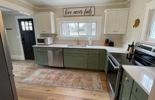 Dayton Cottage | Getaway at this Charming Family Cottage