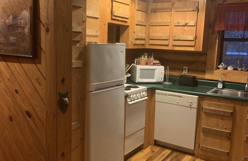 Slade Cabin | Getaway cabin close to Natural Bridge State Park with hot tub and internet