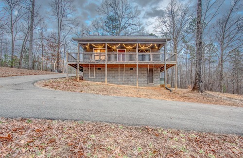 Counce Cabin | Getaway Chalet Pickwick! HOT TUB! FirePit 5 mins Pickwick Landing!