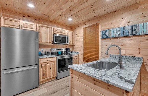 Cosby Cabin | Getaway Cottage, Pickleball Court, Creek, WIFI, Mountain Views, Starting at $75