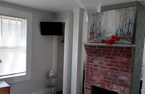 New Bern Cottage | Getaway Country Cottage - Entire House with Fireplace - Pet Friendly