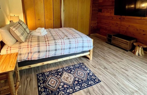 North Industry Cabin | Getaway deep in the woods with basketball court