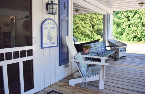 Ellison Bay Cottage | Getaway for 2. Walking distance to beautiful sandy beach & gorgeous sunsets.