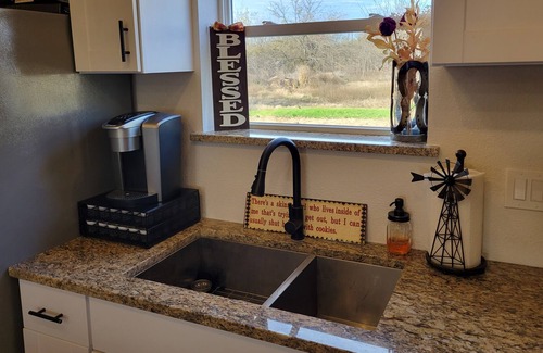 Commerce House | Getaway in a Peaceful Quiet Barndominium