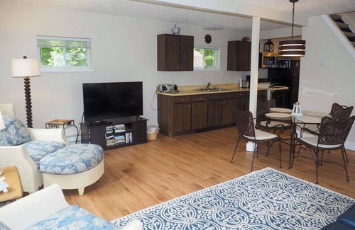Northport House | Getaway on Crystal Clear Lake: Main & Guest House!