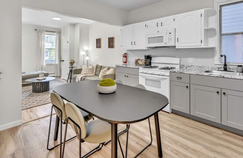 Hackensack River Waterfront Apartment | Getaway Private Bed close to NYC/EWR/Trans/Cafe