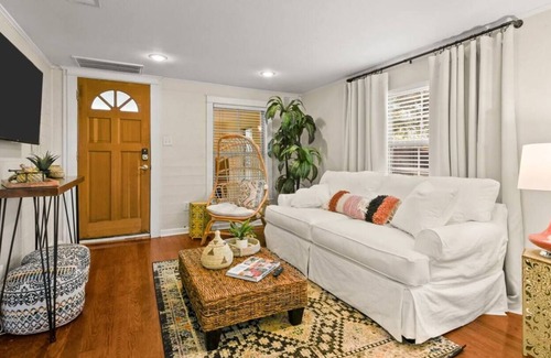 Mid City South Apartment | Getaway to Cozy Midcity Boho Balcony Stay w/ Yard