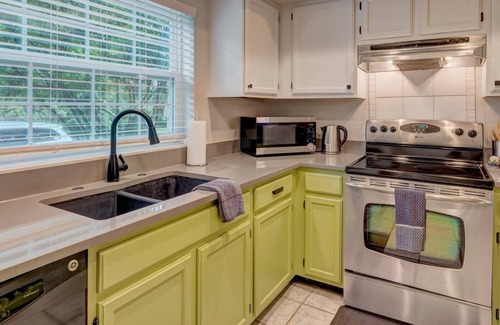Town N County Park House | Getaway to Iki - End Unit Townhome - Close to Tampa Bay & Downtown - Minutes to Airport