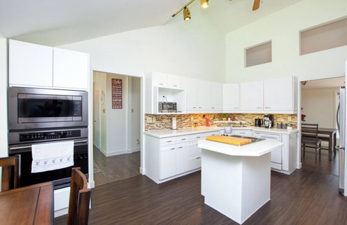 Tiny House | Getaway To Serenity w/Hot Tub & Game/Sun Room - 10 Min Walk to Beach!
