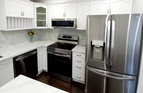 Orillia House | Getaway with an 8-seater Hot Tub & Gaming
