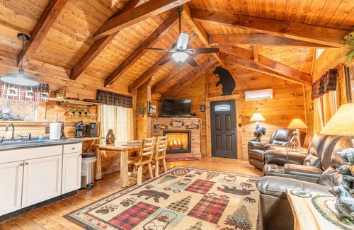 Gatlinburg - Pigeon Forge House | Gettin Cozy - Peaceful Mountain Escape for Couples - Hot Tub, Pet Friendly