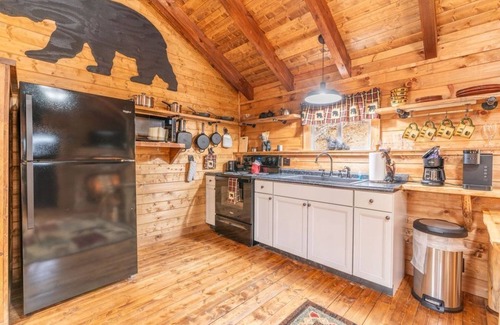 Gatlinburg - Pigeon Forge House | Gettin Cozy - Peaceful Mountain Escape for Couples - Hot Tub, Pet Friendly