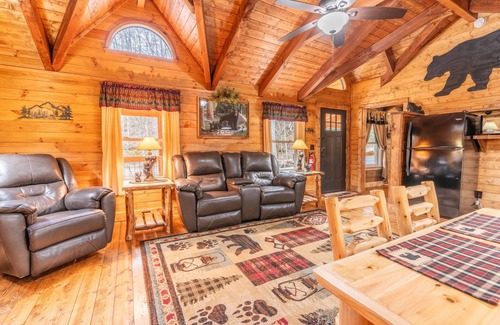 Gatlinburg - Pigeon Forge House | Gettin Cozy - Peaceful Mountain Escape for Couples - Hot Tub, Pet Friendly