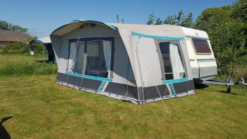 Tersoal Other | Gezellige caravan met weids uitzicht nabij Sneekermeer