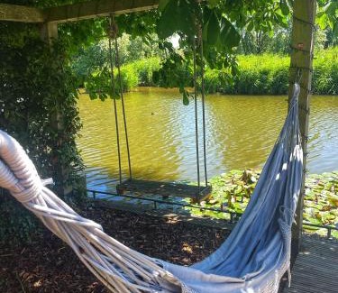 Medemblik House | Gezellige Pipo met grote schommel aan het water