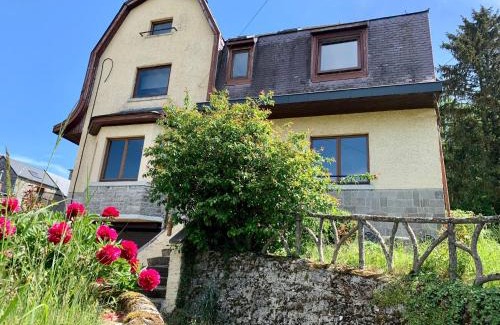 Doische House | Gezellige villa met open haard en zonnige tuin.