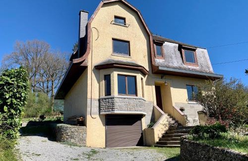 Doische House | Gezellige villa met open haard en zonnige tuin.