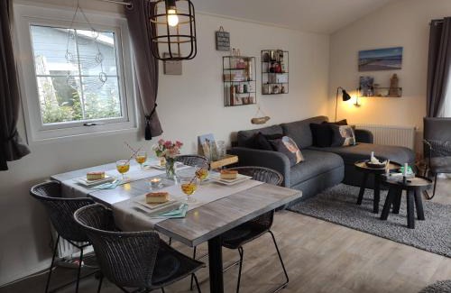 Groot Valkenisse Apartment | GEZELLIGE ZEEMEEUW Bed by the Sea