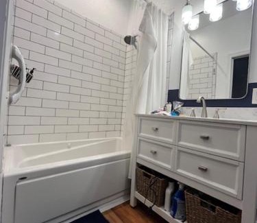Newberg Apartment | GFU neighborhood and Oregon Wine Country studio
