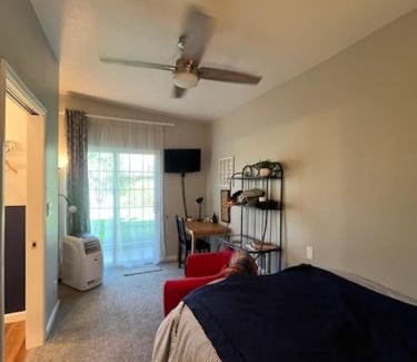 Newberg Apartment | GFU neighborhood and Oregon Wine Country studio