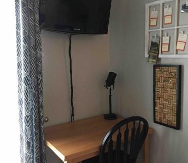 Newberg Apartment | GFU neighborhood and Oregon Wine Country studio