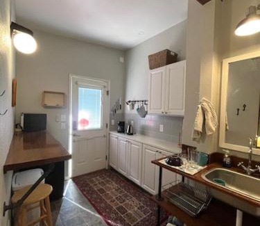 Newberg Apartment | GFU neighborhood and Oregon Wine Country studio