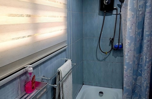 Adenta House | Ghouse room D Ideal For Friends family And Corporate