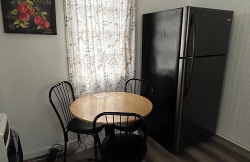 Geneva-on-the-Lake Cottage | Gia Cottage Vintage GOTL. Full kitchen! Pool access! Off the Strip! WiFi