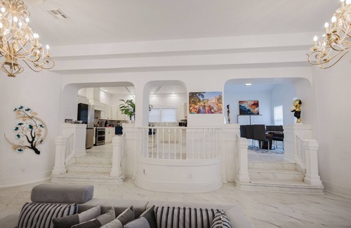 Southside House | Giant 6BR Downtown w BBQ, Arcade, Air Hockey, Pool Table, Games, Sleeps 25