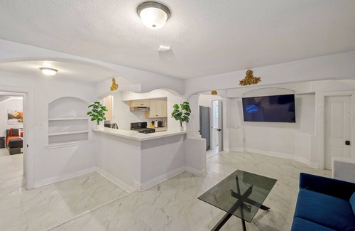 Southside House | Giant 6BR Downtown w BBQ, Arcade, Air Hockey, Pool Table, Games, Sleeps 25