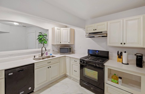 Southside House | Giant 6BR Downtown w BBQ, Arcade, Air Hockey, Pool Table, Games, Sleeps 25