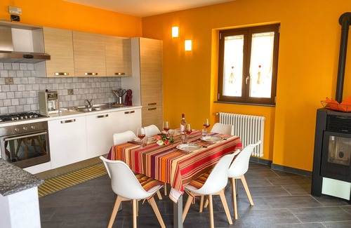 Bodengo Apartment | Giardino-Maria Tulipano Holiday Apartment with Garden and Lake View