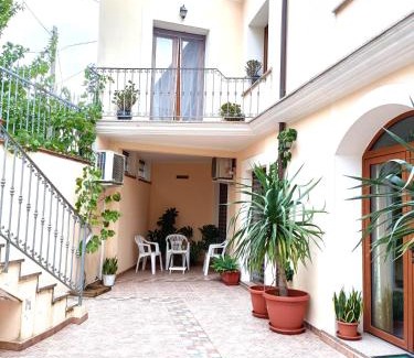 Villacidro Apartment | Giarranas House - Apartment with coutyard