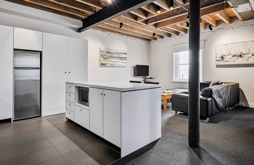 Sullivan's Cove Apartment | Gibson's Mill waterfront warehouse apartment - 101