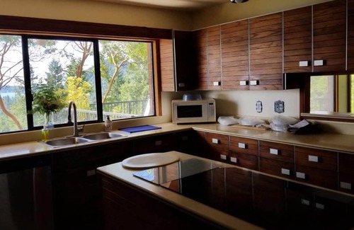 Langdale House | Gibson's Shangrila - A place to relax and watch the beautiful ocean view. nn