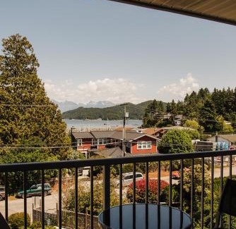 Gibsons Hotel | Gibsons Landing Inn