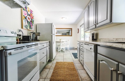 Gig Harbor House | Gig Harbor Cozy Get Away, Bring Fido - Park like Backyard