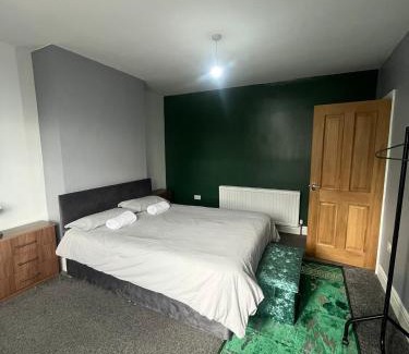 Fenham House | Giga Residential 4 Bedrooms, 8 guests , Near City Centre, Arcade Machine, Sky TV, Netflix, Free Wifi, Free Parking