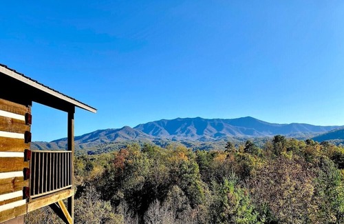 Gatlinburg - Pigeon Forge Cabin | Gigantic Views GSMNP/3.6 Miles 2 DwTn Gatlinburg