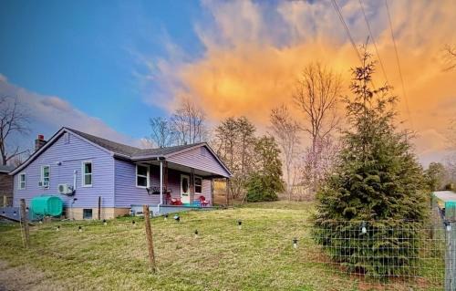 Reed Creek House | Giggling Creek Cottage - BedJet! King Sized! Gazebo, 45 Acres, Arcades, Nintendo, more