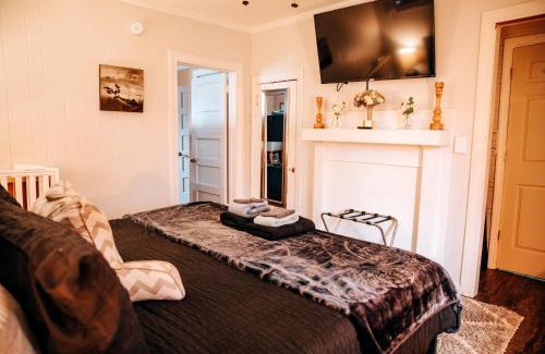 Reed Creek House | Giggling Creek Cottage - BedJet! King Sized! Gazebo, 45 Acres, Arcades, Nintendo, more