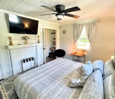 Reed Creek House | Giggling Creek Cottage - BedJet! King Sized! Gazebo, 45 Acres, Arcades, Nintendo, more