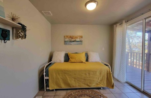 Blocker House | Gigi's Spacious Lakefront with Boat Ramp Access! Newly Remodeled, Sleeps 8!