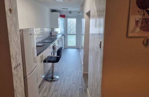 Gillingham House | Gillingham 4-bed Stay - Wifi, Parking, Ldn Access