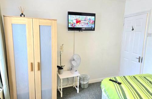 Gillingham Apartment | Gillings Villa -5 Bed Great For Long & Short Stay! Gillingham Kent